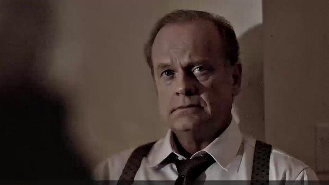 Дженнифер Мадж разворачивает сиськи в гостиной и дразнит зрелым телом