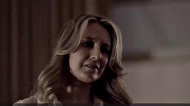 Дженнифер Мадж разворачивает сиськи в гостиной и дразнит зрелым телом