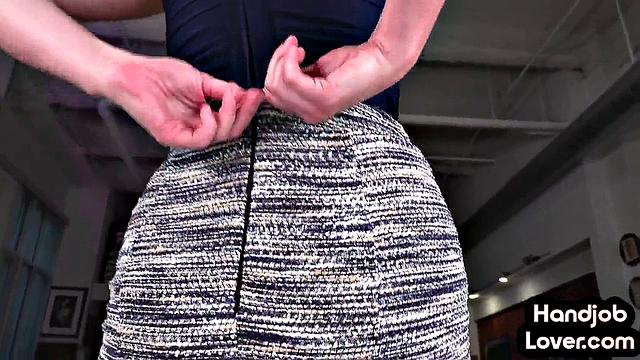 три подруги дрочат член и ловят сперму на лица