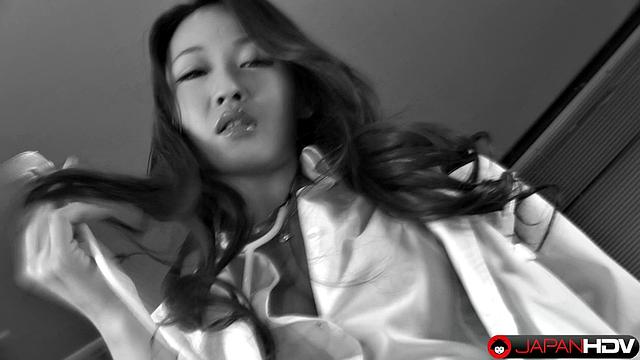 азиатская брюнетка соблазняет в офисе в юбке