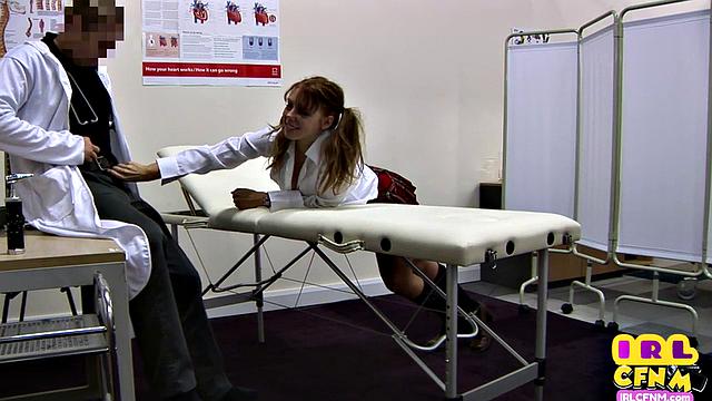 Миниатюрная голая женщина в халате отдалась двум докторам втроём на кровати.