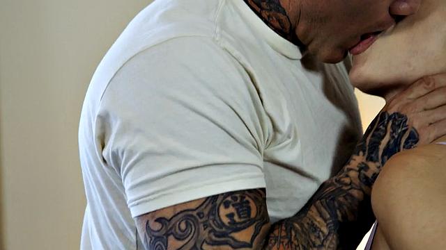 шальная изменщица скачет на члене после легкого флирта