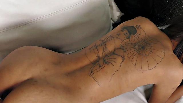 Тайская обольстительница не сдерживается - жёсткий 69 и мастурбация на камеру