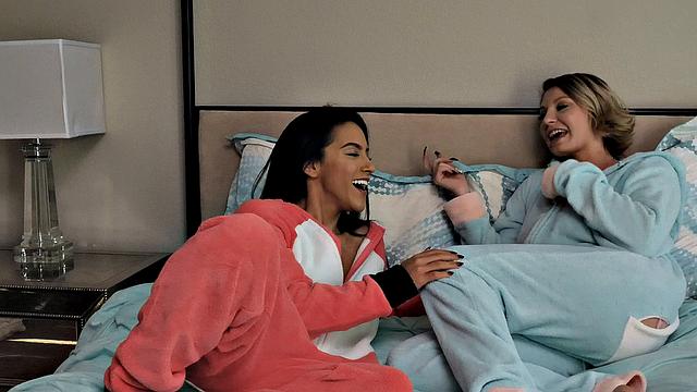 пугающая ночь: взрослые падчерицы сосут и трахаются со своими отчимами