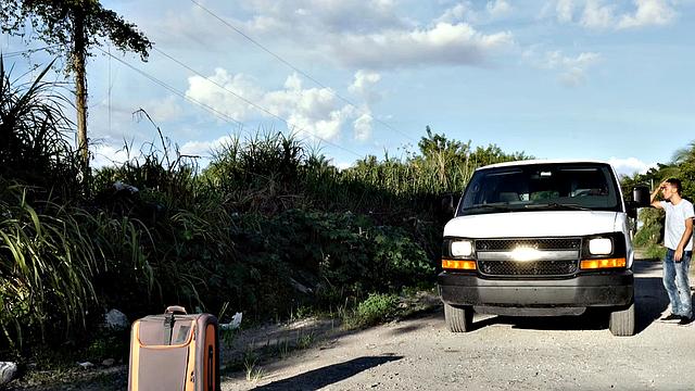 латино жарко подчиняется черному жеребцу в фургоне