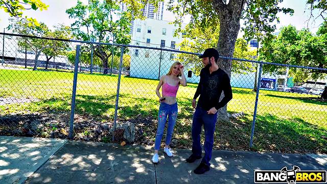 Джессика Мари решила, что автобус с этим раскладом лучше любого маршрута - Тайлера Стил знает, как раскрутить на страстный секс прямо на ходу, а деньги тут сами падают на пол и приводят к жарким горизонтальным приключениям в автобусе с вибрацией. Пассажиры удивляются, а Джессика получает свой лучший проезд без билета.