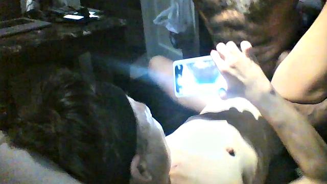 Зрелая латинка жарко трахается с двумя черными хуями и ловит двойной конч