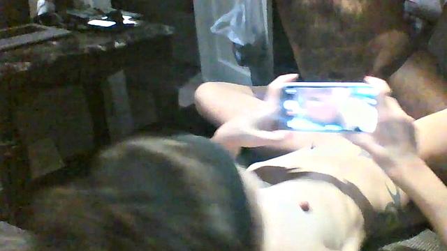 Зрелая латинка жарко трахается с двумя черными хуями и ловит двойной конч