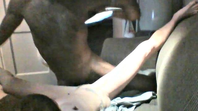 Зрелая латинка жарко трахается с двумя черными хуями и ловит двойной конч