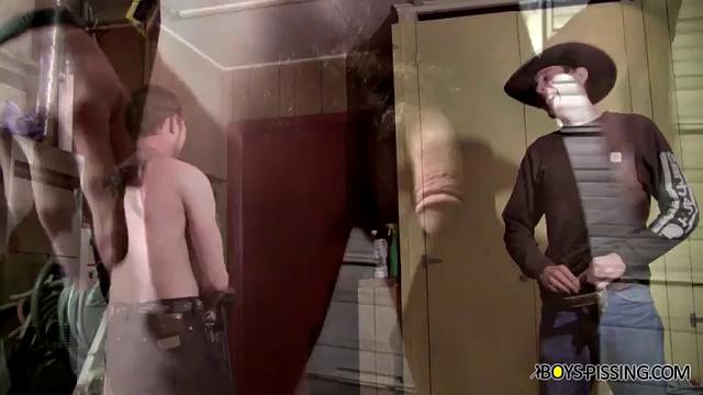 Ковбои Тай и Ли писают в гараже! - Тай Фрост и Ли Барстоу