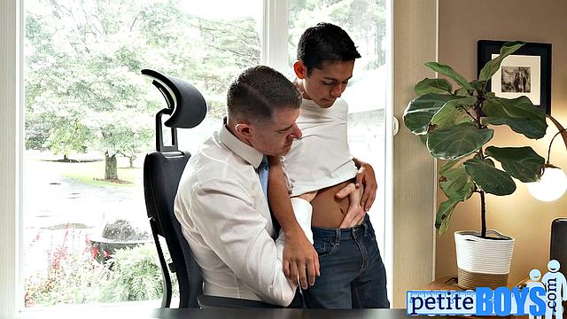 Стройный гей-любовник отдается зрелому в офисе, страсти накаляются!