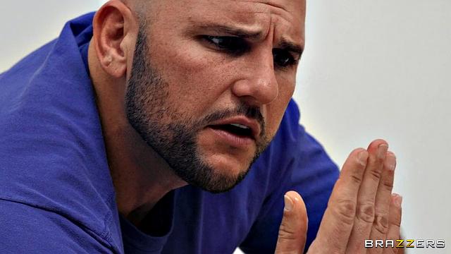 AJ Applegate ловит соседа за подглядыванием и заставляет закончить начатое в своей мокрой постели.