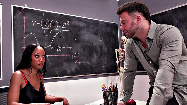 Две страстные училки устроили жаркий тройничок с Мади Коллинс