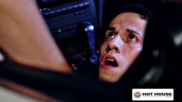 Два мачо в поту трахаются без гондона на заднем сиденье