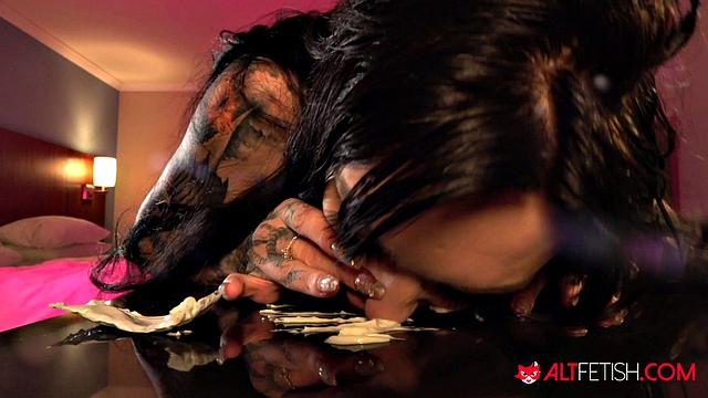 Татуированная пара занимается страстным сексом в фантастической обстановке космоса.