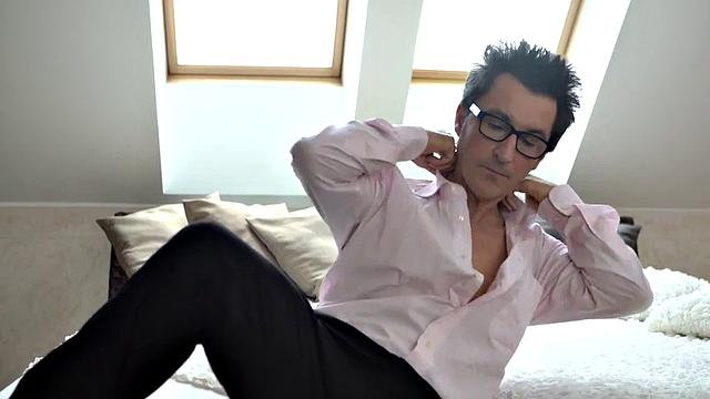 Naughty boy convinces new girlfriend to have quickie in bedroom