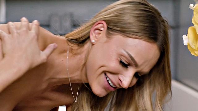 коллеги забыли про обед - устроили лесбийскую тусу в офисе