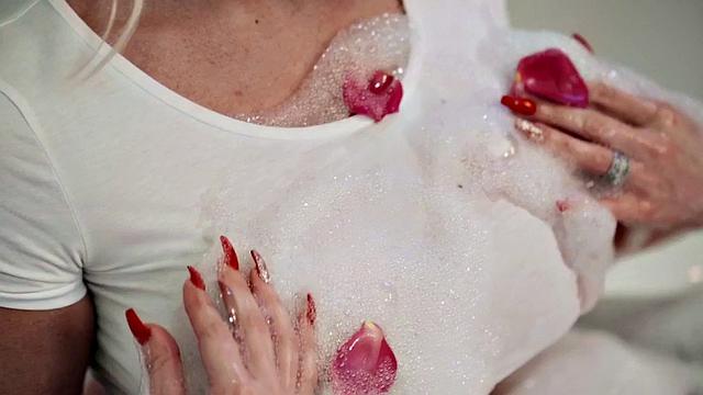 Big-titted MILF deepthroating in the bath