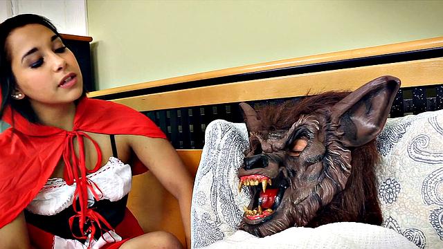 пэнни в костюме на хэллоуин получает жёсткий секс на кровати