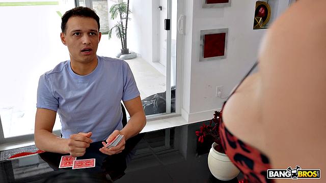 Пошлая подруга соблазняет друга парня и трахается по всему дому, пока куколд ничего не замечает.