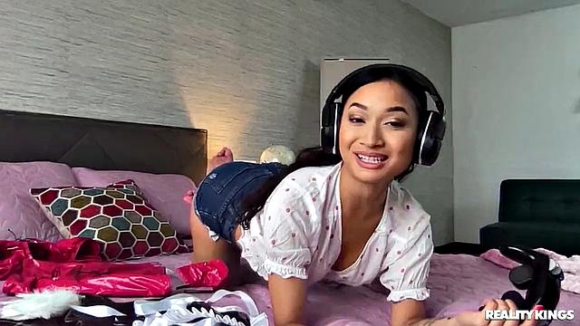 Две подруги бросают игры ради страпона и двойного дилдо, ведь геймпад не заменит настоящий кайф от игрушек!