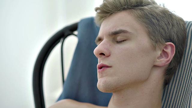 стройный парень смазывает жопу маслом и кончает на живот