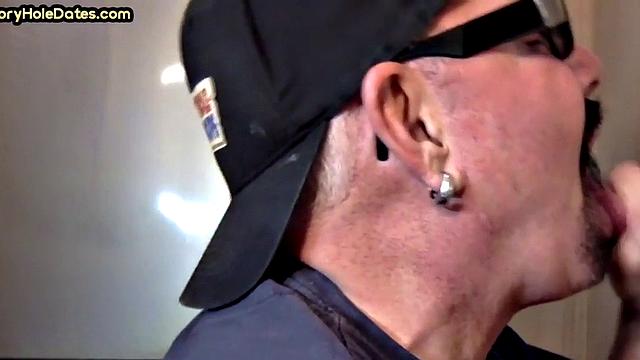 папик ловко сосёт в дырке и не забывает про руки