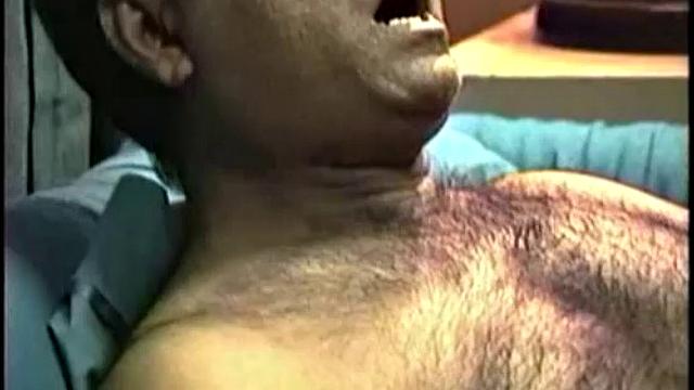 Индус Шон дрочит хуй на камеру, зрелый и дикий оргазм