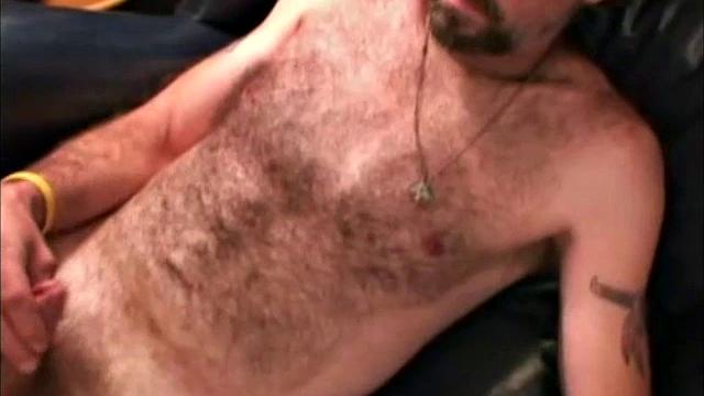 Брайант дрочит зрелому мужику и ловит мощный выброс спермы