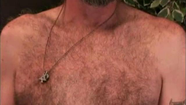 Брайант дрочит зрелому мужику и ловит мощный выброс спермы