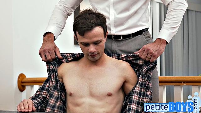 Bulky zaddy assfucking short twinl's ass