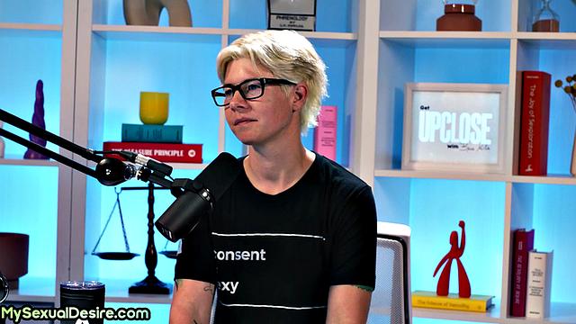 Сиськастая красотка устроила себе праздник пальчиком и шутит сама с собой в камеру.