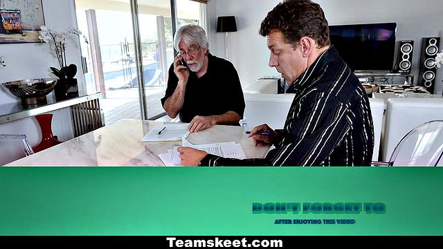 она сосёт при отце, а потом получает жёсткий трах у бассейна