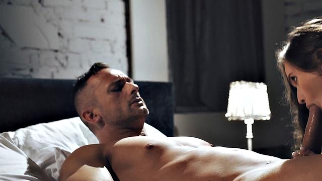 блондинка и брюнетка жарко сосутся и трахаются втроём в квартире