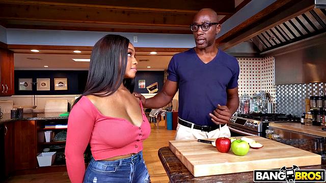 Лили Старфайр с внушительной грудью соблазняет отчима и получает сперму на лицо и сиськи.