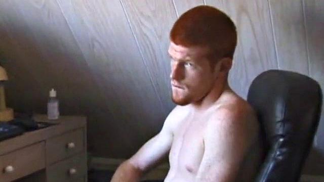Тристиан не может перестать дрочить свой толстый член и заливает себя спермой