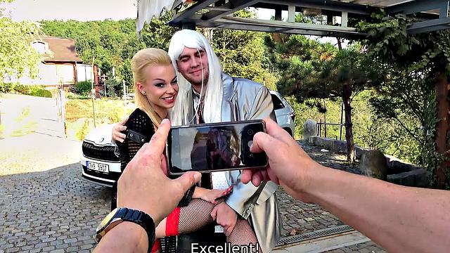 Блондинка Ребекка Блэк решила быть единорогом, но трахнули обычным способом