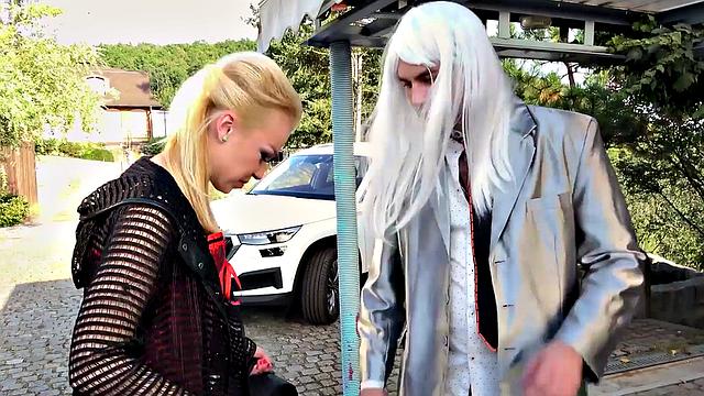 Блондинка Ребекка Блэк решила быть единорогом, но трахнули обычным способом