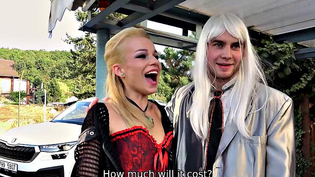 Блондинка Ребекка Блэк решила быть единорогом, но трахнули обычным способом