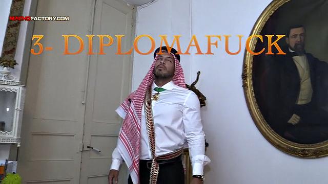 Тройничок с арабским дипломатом и девушкой с большим членом - Aristofuck 3 - дипломатический трах