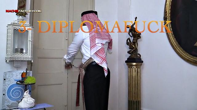 Тройничок с арабским дипломатом и девушкой с большим членом - Aristofuck 3 - дипломатический трах