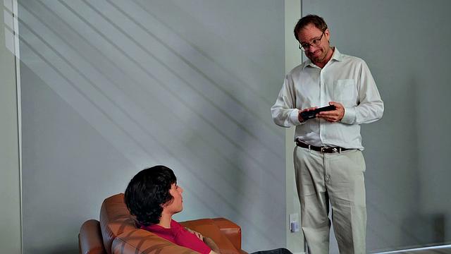 кейси калверт учит рики спэниша мастурбировать с удовольствием