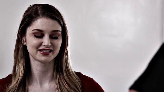 Соблазнительная малышка с круглой попкой получает кунилингус перед жарким сексом