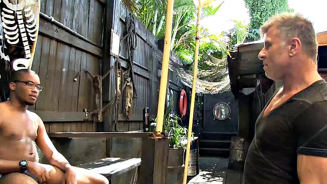 Фултон сходу принимает черный член Донни без защиты