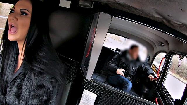 татуированная брюнетка jasmine jae трахается с public agent в джинсах на заднем сиденье