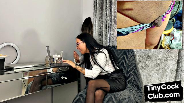 весёлые дамы подкалывают парня с мелким членом