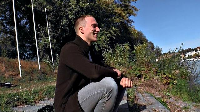 Грязный европеец жадно принимает член на природе и тащится