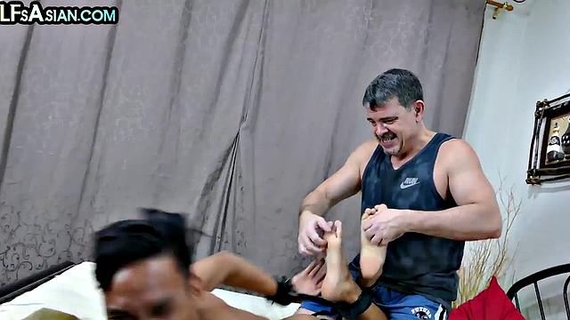 зрелый трахает азиатского твинка без резинки после щекотки