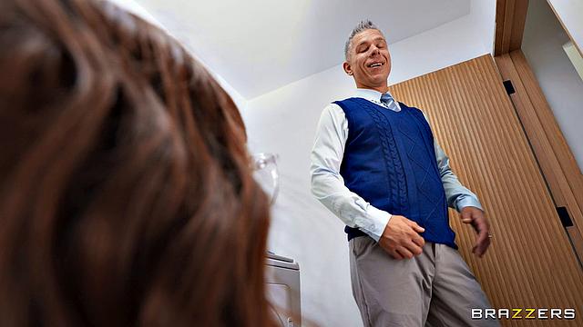 муж трахается с горничной в анал, а жена смотрит