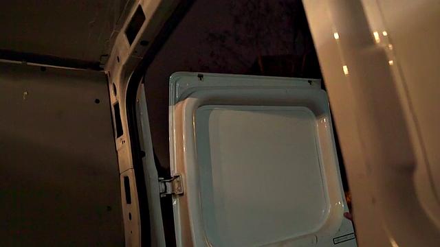 подцепил малышку в фургоне - стонет громче, чем колёса